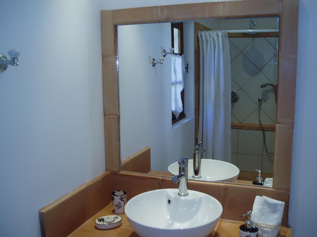 Saba Hotel Cabrieres-d'Avignon Ruang foto